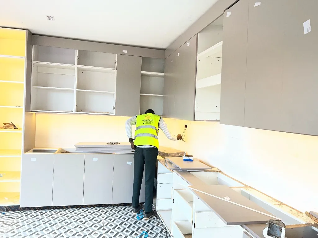 Kitchen by Maisha Interiors