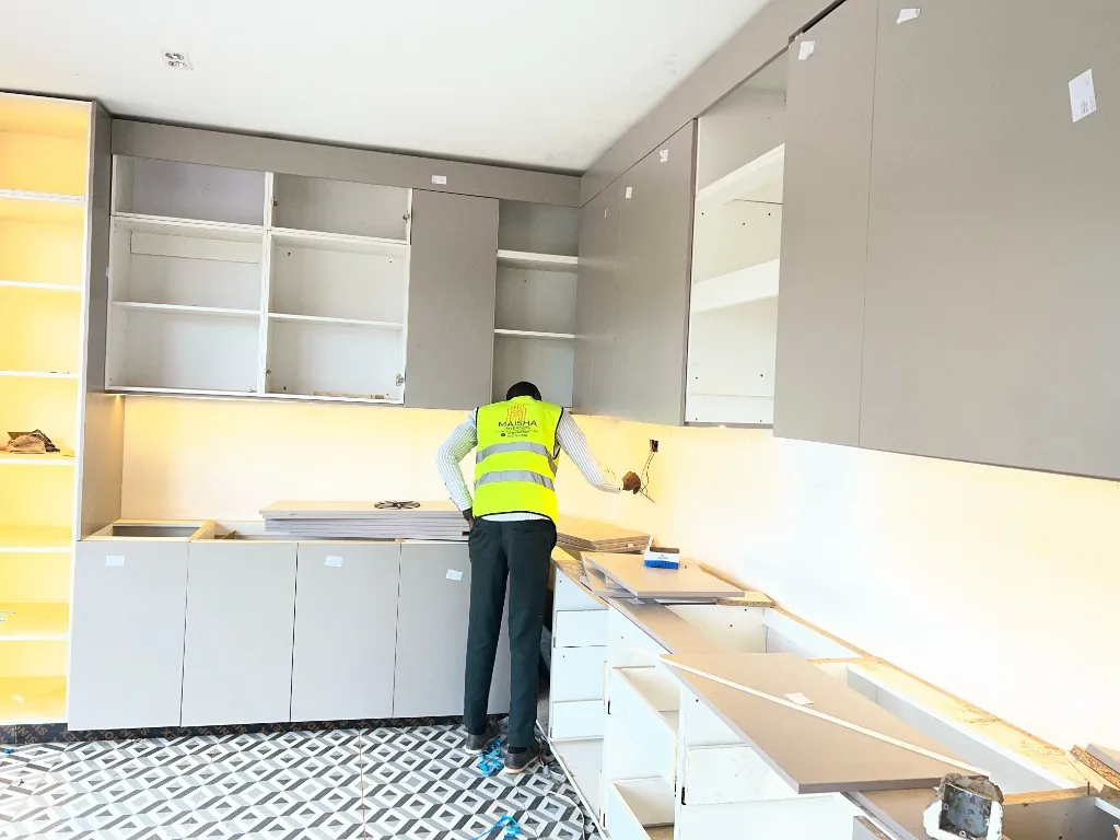 Kitchen by Maisha Interiors